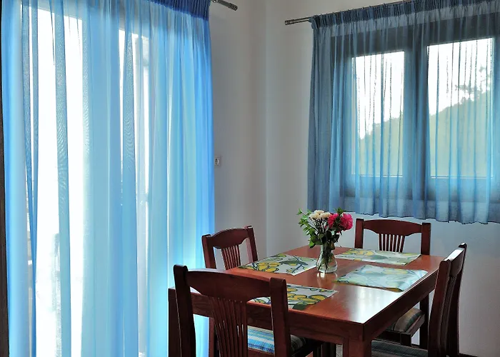 Eye Q Seaview Aparthotel 4*